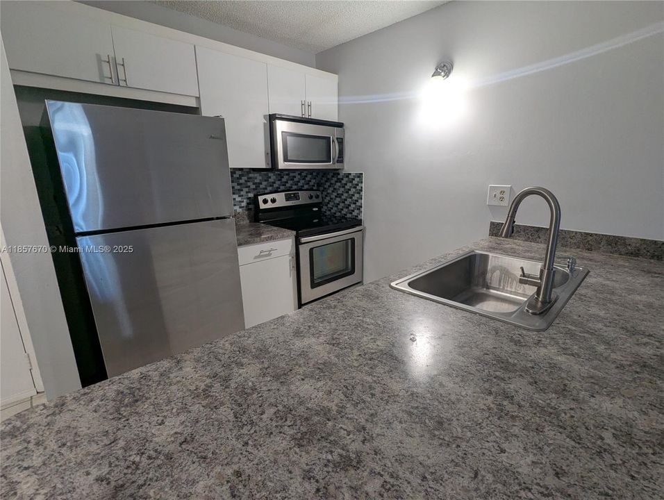 Под контрактом: $1,425 (1 спален, 1 ванн, 541 Квадратных фут)