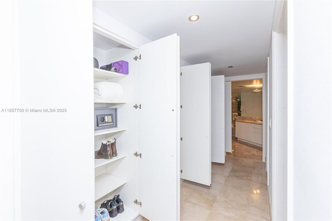 For Sale: $1,300,000 (2 beds, 2 baths, 1740 Square Feet)