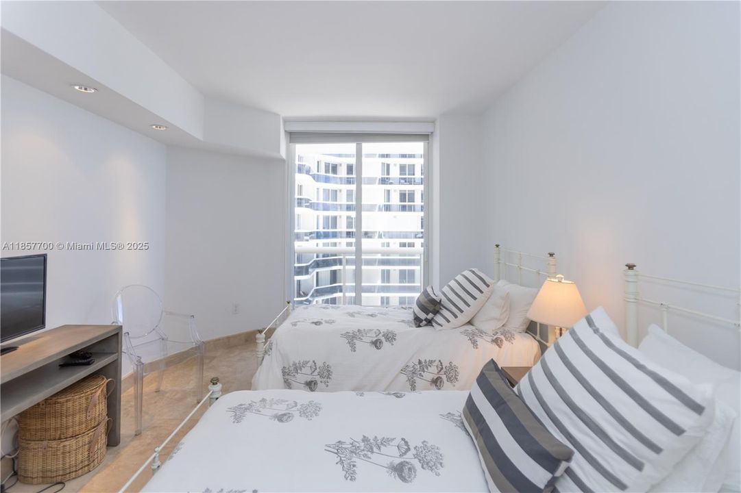 For Sale: $1,300,000 (2 beds, 2 baths, 1740 Square Feet)