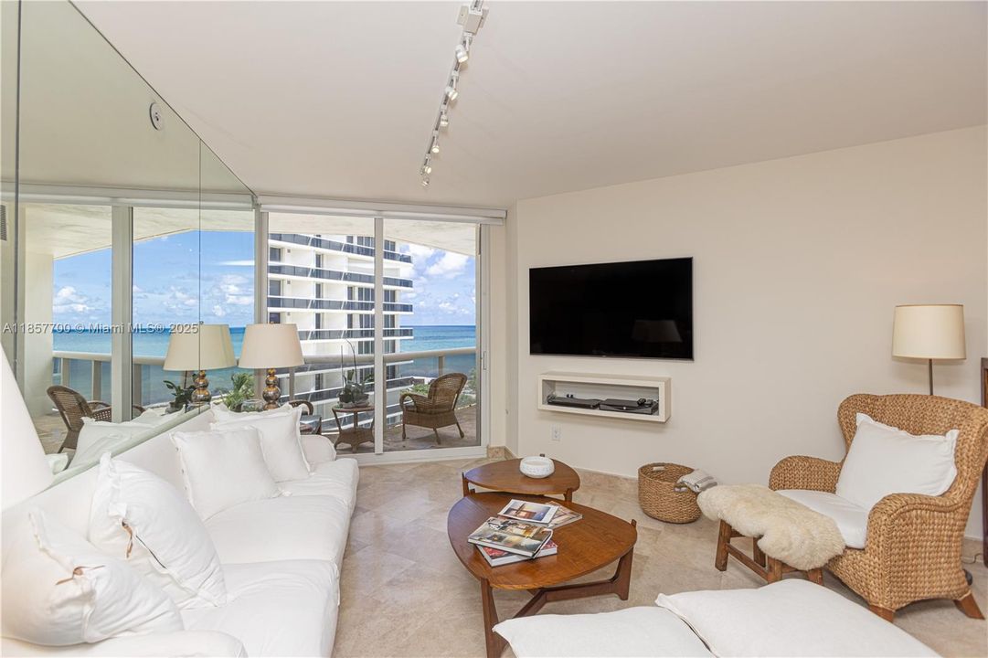 For Sale: $1,300,000 (2 beds, 2 baths, 1740 Square Feet)