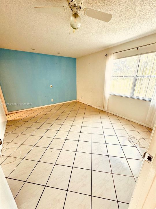 Под контрактом: $99,000 (2 спален, 2 ванн, 1130 Квадратных фут)