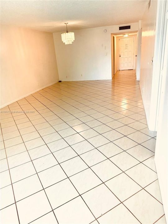 Под контрактом: $99,000 (2 спален, 2 ванн, 1130 Квадратных фут)