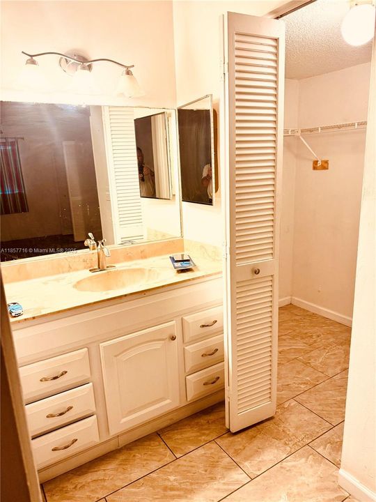 Под контрактом: $99,000 (2 спален, 2 ванн, 1130 Квадратных фут)