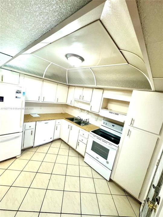 Под контрактом: $99,000 (2 спален, 2 ванн, 1130 Квадратных фут)