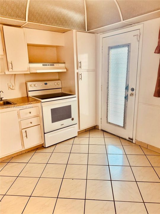 Под контрактом: $99,000 (2 спален, 2 ванн, 1130 Квадратных фут)