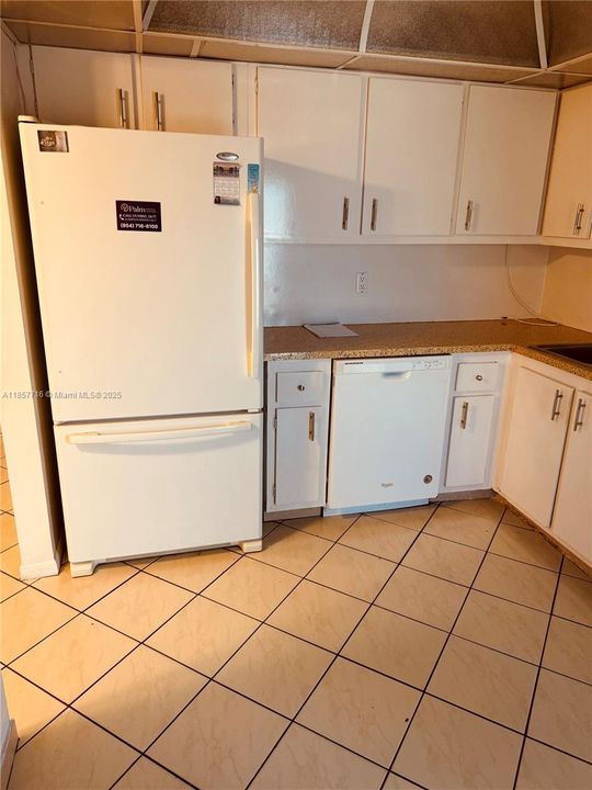 Под контрактом: $99,000 (2 спален, 2 ванн, 1130 Квадратных фут)