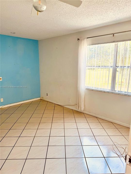 Под контрактом: $99,000 (2 спален, 2 ванн, 1130 Квадратных фут)