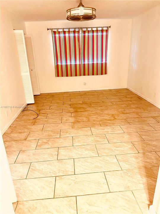 Под контрактом: $99,000 (2 спален, 2 ванн, 1130 Квадратных фут)