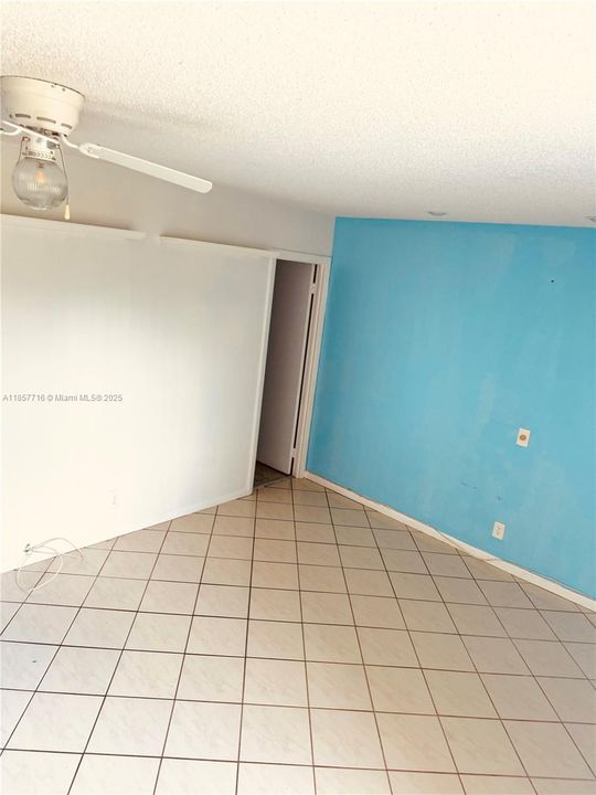 Под контрактом: $99,000 (2 спален, 2 ванн, 1130 Квадратных фут)