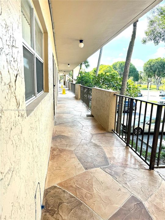 Под контрактом: $99,000 (2 спален, 2 ванн, 1130 Квадратных фут)