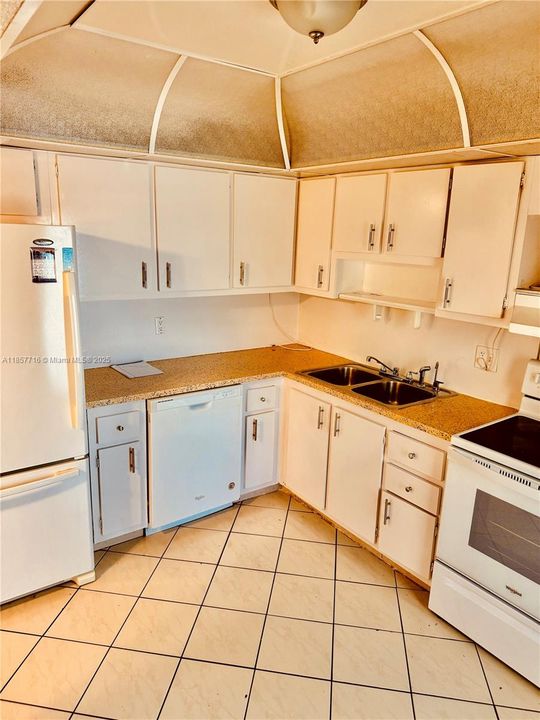 Под контрактом: $99,000 (2 спален, 2 ванн, 1130 Квадратных фут)