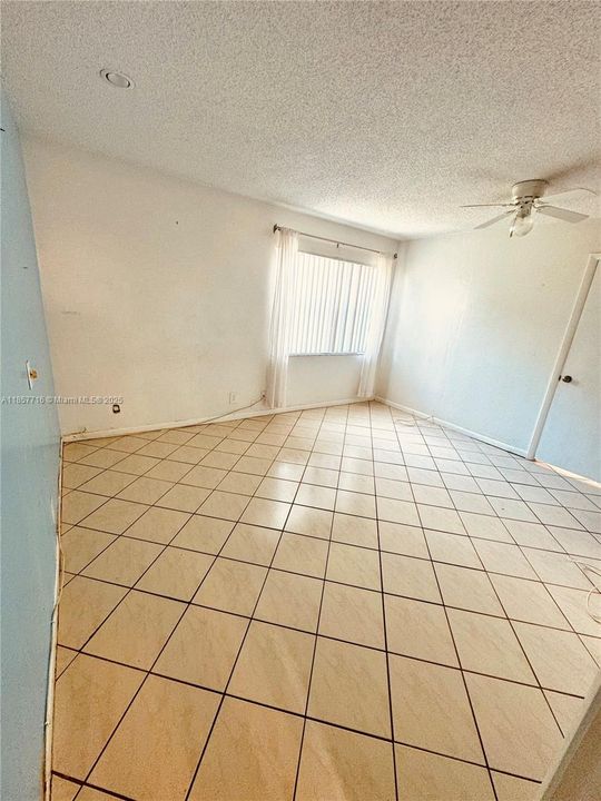 Под контрактом: $99,000 (2 спален, 2 ванн, 1130 Квадратных фут)