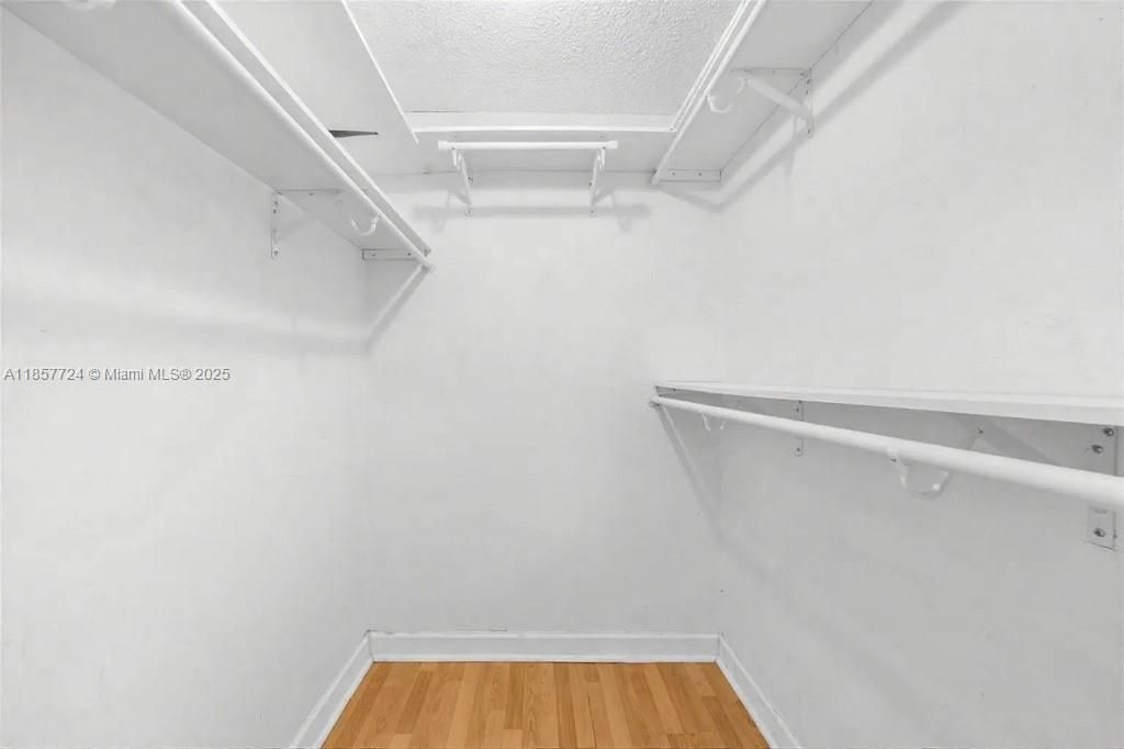 For Sale: $529,000 (2 beds, 1 baths, 940 Square Feet)