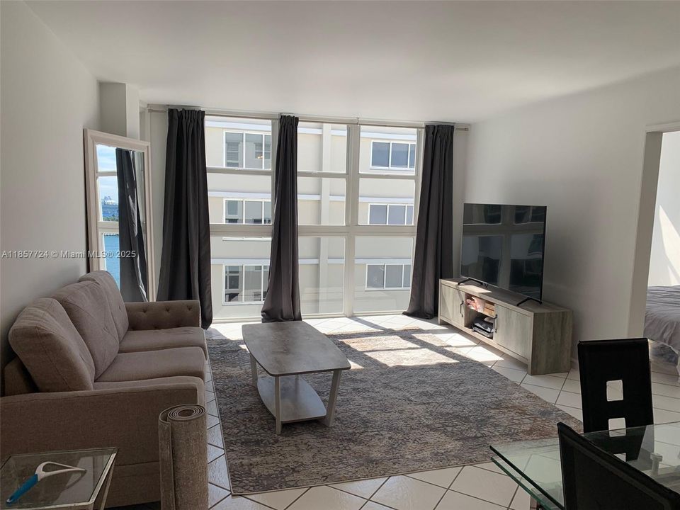 For Sale: $529,000 (2 beds, 1 baths, 940 Square Feet)