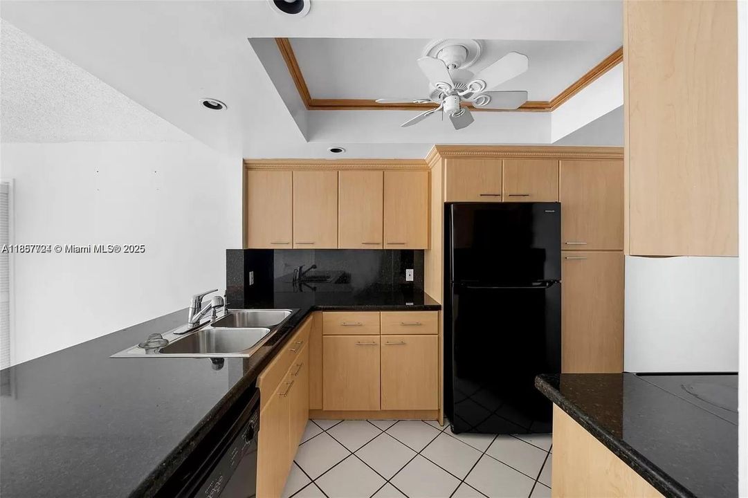 For Sale: $529,000 (2 beds, 1 baths, 940 Square Feet)