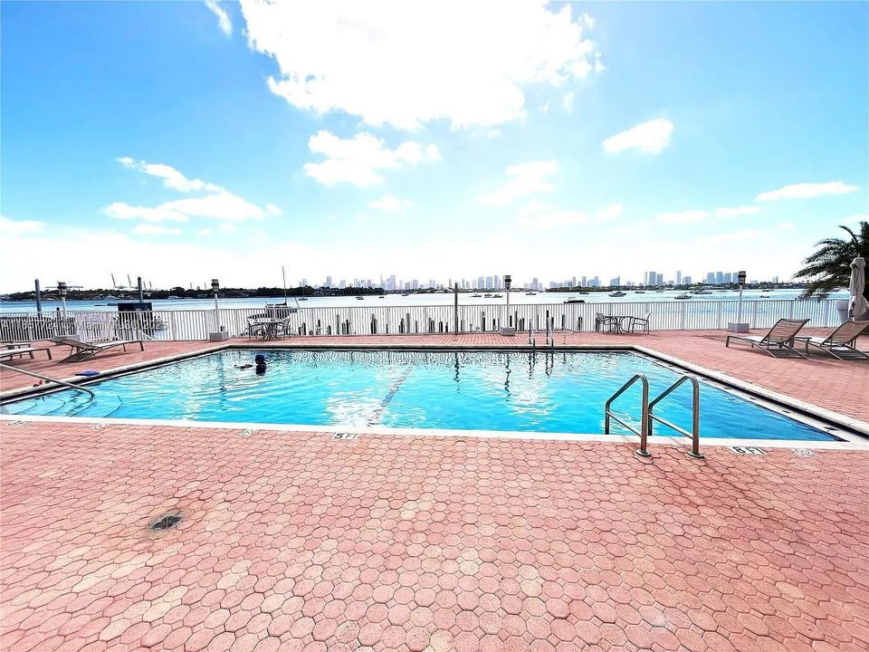 For Sale: $529,000 (2 beds, 1 baths, 940 Square Feet)