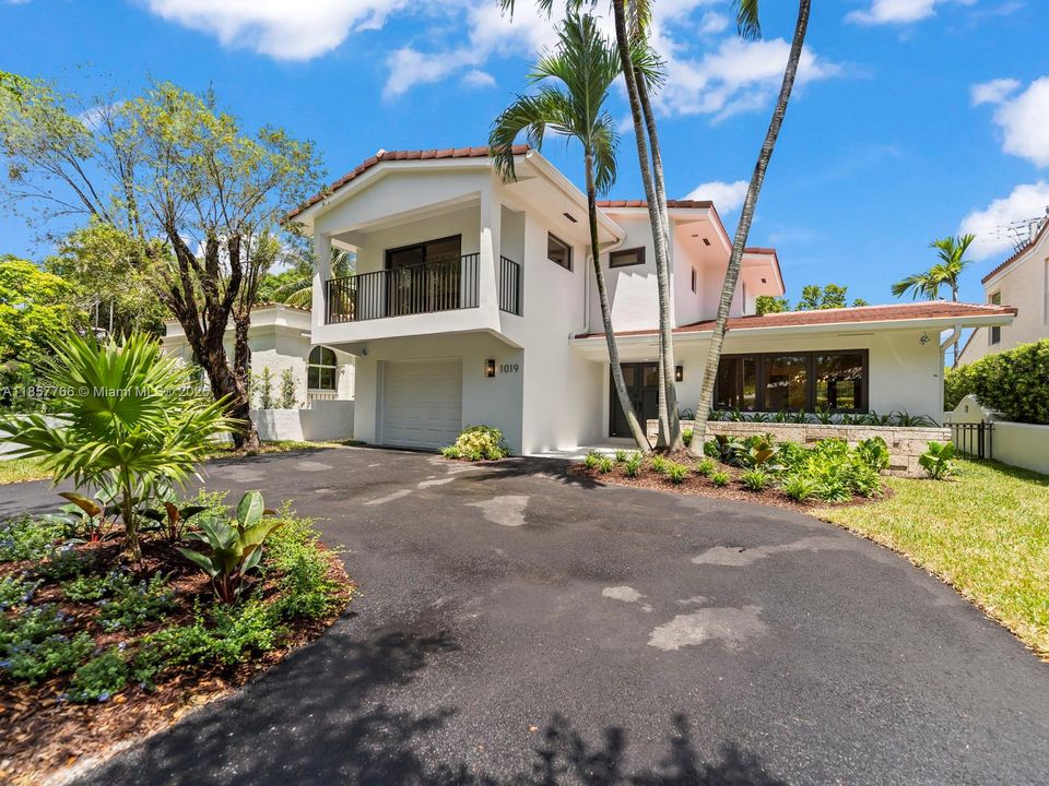 Activo con contrato: $2,399,000 (4 camas, 3 baños, 2465 Pies cuadrados)