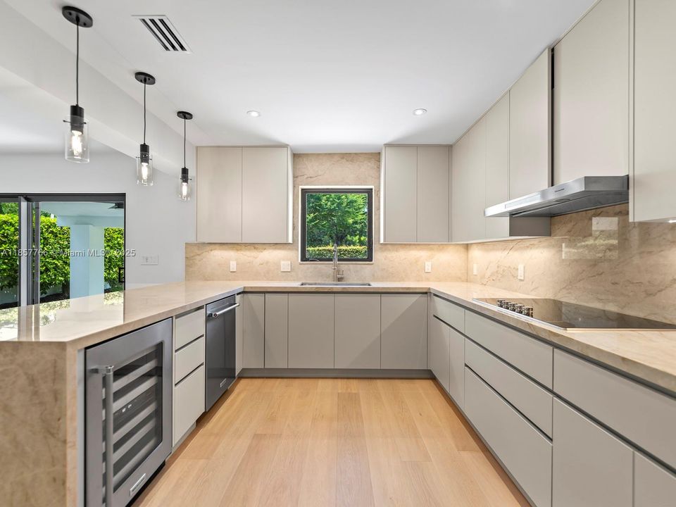 Activo con contrato: $2,399,000 (4 camas, 3 baños, 2465 Pies cuadrados)