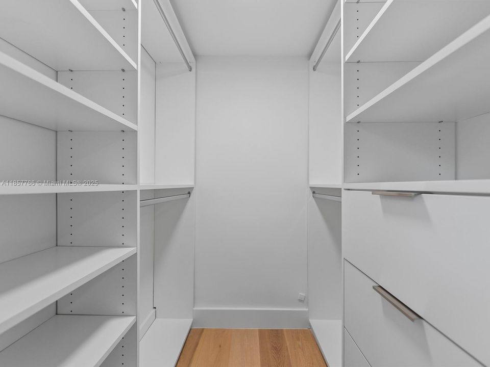 Activo con contrato: $2,399,000 (4 camas, 3 baños, 2465 Pies cuadrados)