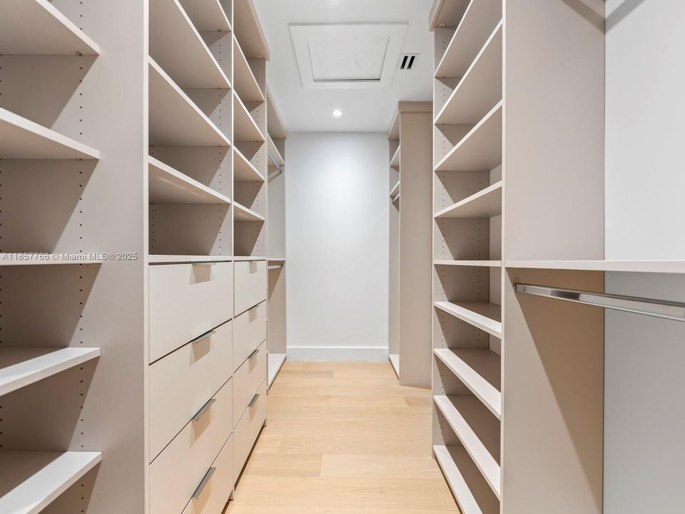 Activo con contrato: $2,399,000 (4 camas, 3 baños, 2465 Pies cuadrados)