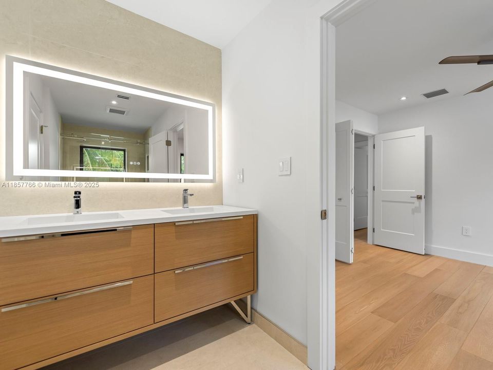 Activo con contrato: $2,399,000 (4 camas, 3 baños, 2465 Pies cuadrados)