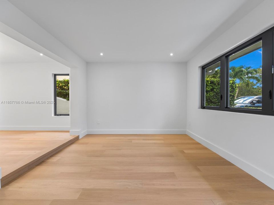 Activo con contrato: $2,399,000 (4 camas, 3 baños, 2465 Pies cuadrados)