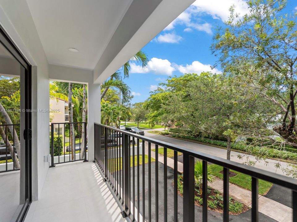 Activo con contrato: $2,399,000 (4 camas, 3 baños, 2465 Pies cuadrados)