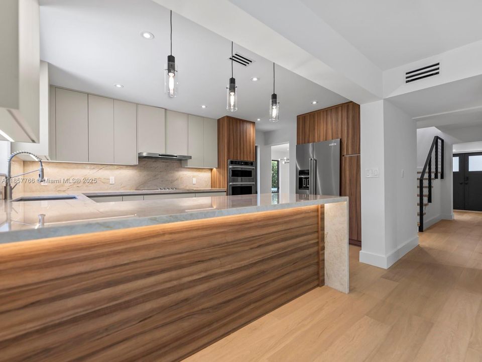 Activo con contrato: $2,399,000 (4 camas, 3 baños, 2465 Pies cuadrados)