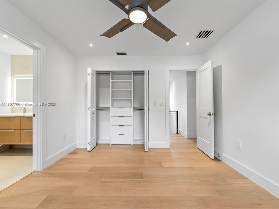 Activo con contrato: $2,399,000 (4 camas, 3 baños, 2465 Pies cuadrados)