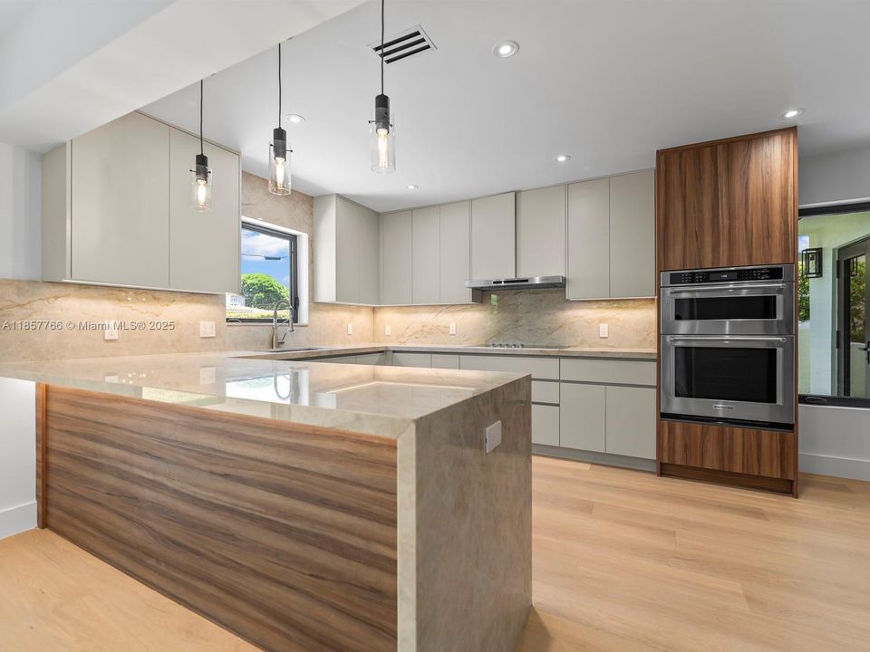 Activo con contrato: $2,399,000 (4 camas, 3 baños, 2465 Pies cuadrados)