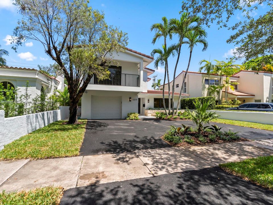 Activo con contrato: $2,399,000 (4 camas, 3 baños, 2465 Pies cuadrados)