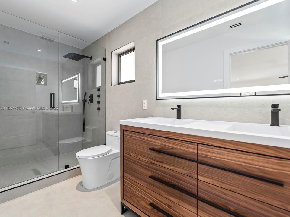 Activo con contrato: $2,399,000 (4 camas, 3 baños, 2465 Pies cuadrados)