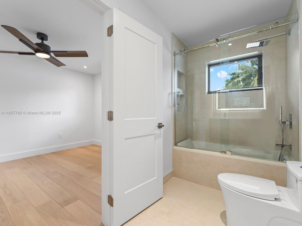 Activo con contrato: $2,399,000 (4 camas, 3 baños, 2465 Pies cuadrados)