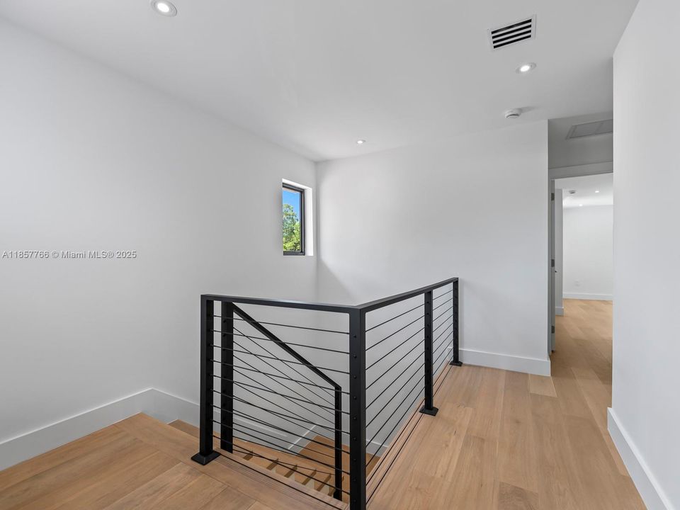 Activo con contrato: $2,399,000 (4 camas, 3 baños, 2465 Pies cuadrados)