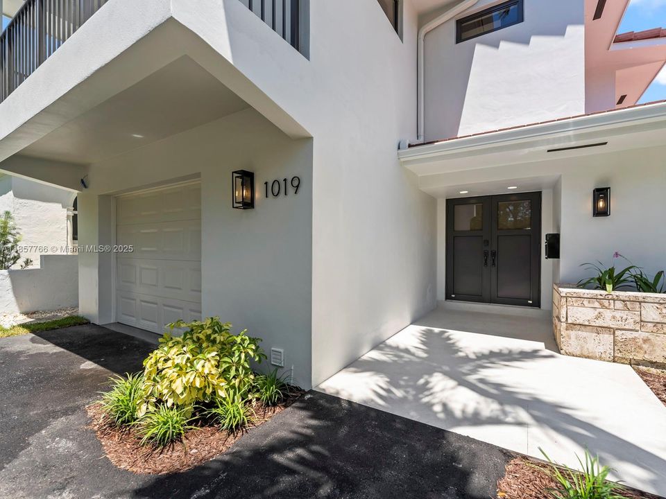 Activo con contrato: $2,399,000 (4 camas, 3 baños, 2465 Pies cuadrados)