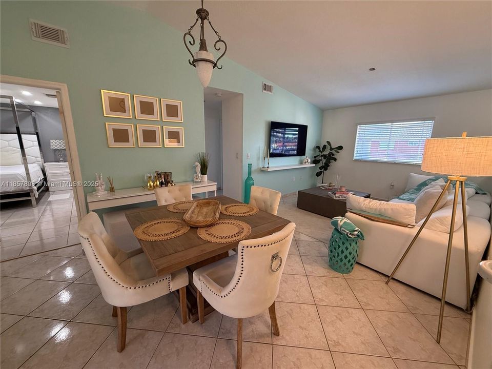 最近售出: $324,995 (2 贝兹, 2 浴室, 1190 平方英尺)