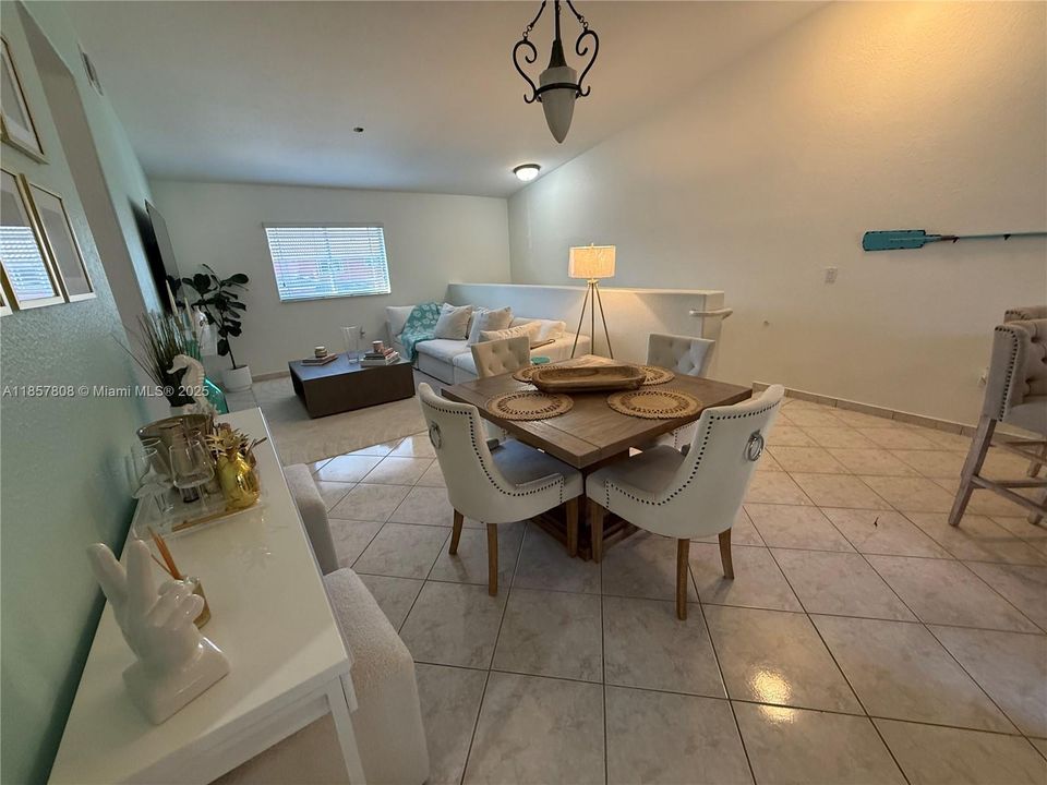 最近售出: $324,995 (2 贝兹, 2 浴室, 1190 平方英尺)