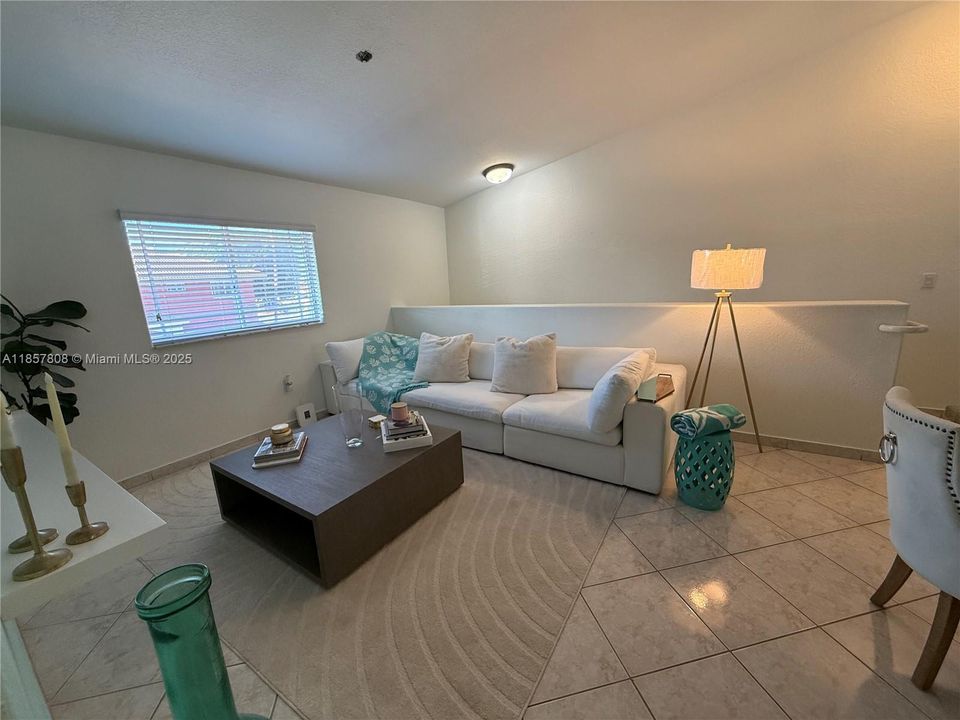 最近售出: $324,995 (2 贝兹, 2 浴室, 1190 平方英尺)