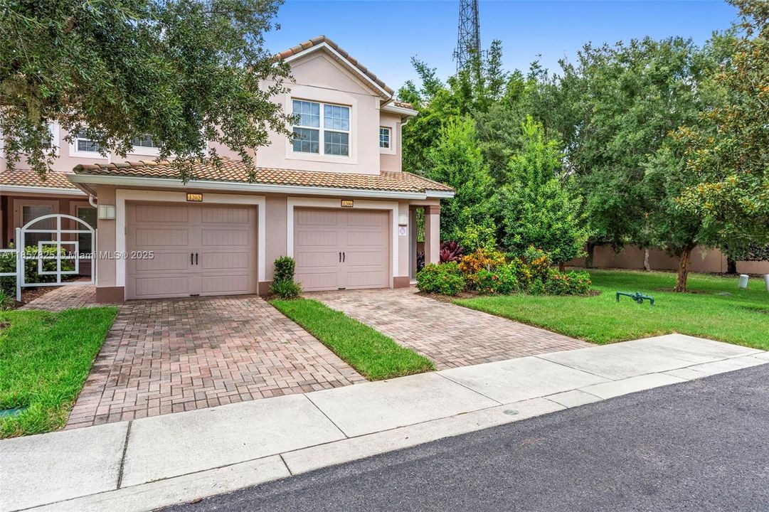 合同活跃: $229,000 (2 贝兹, 2 浴室, 1826 平方英尺)