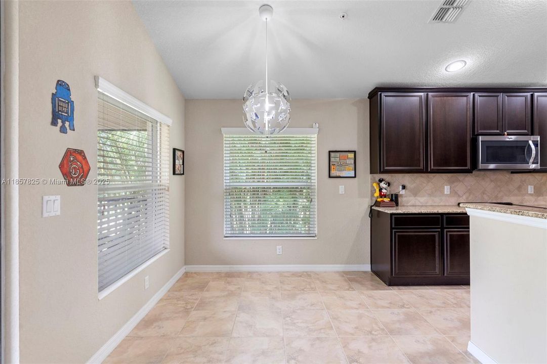 合同活跃: $229,000 (2 贝兹, 2 浴室, 1826 平方英尺)