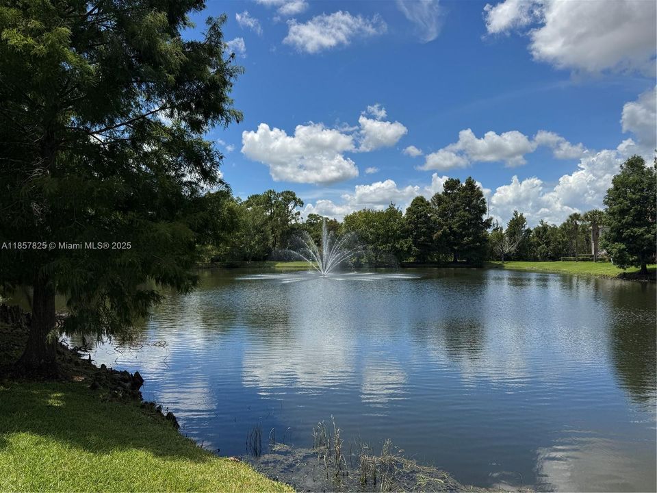 合同活跃: $229,000 (2 贝兹, 2 浴室, 1826 平方英尺)