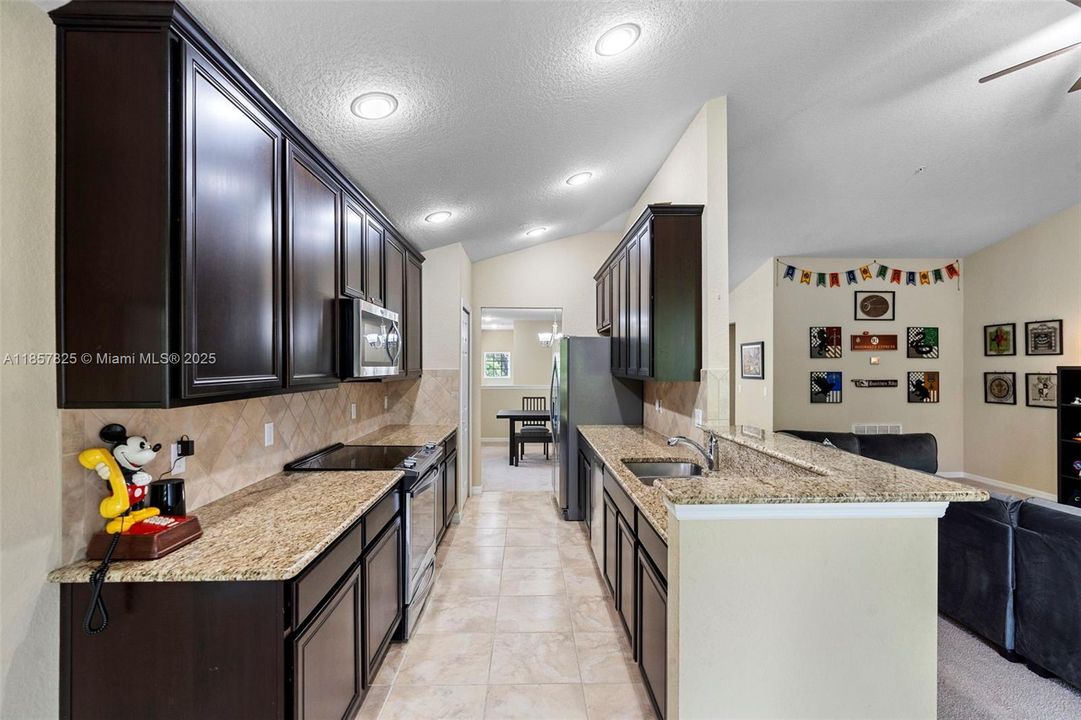 合同活跃: $229,000 (2 贝兹, 2 浴室, 1826 平方英尺)