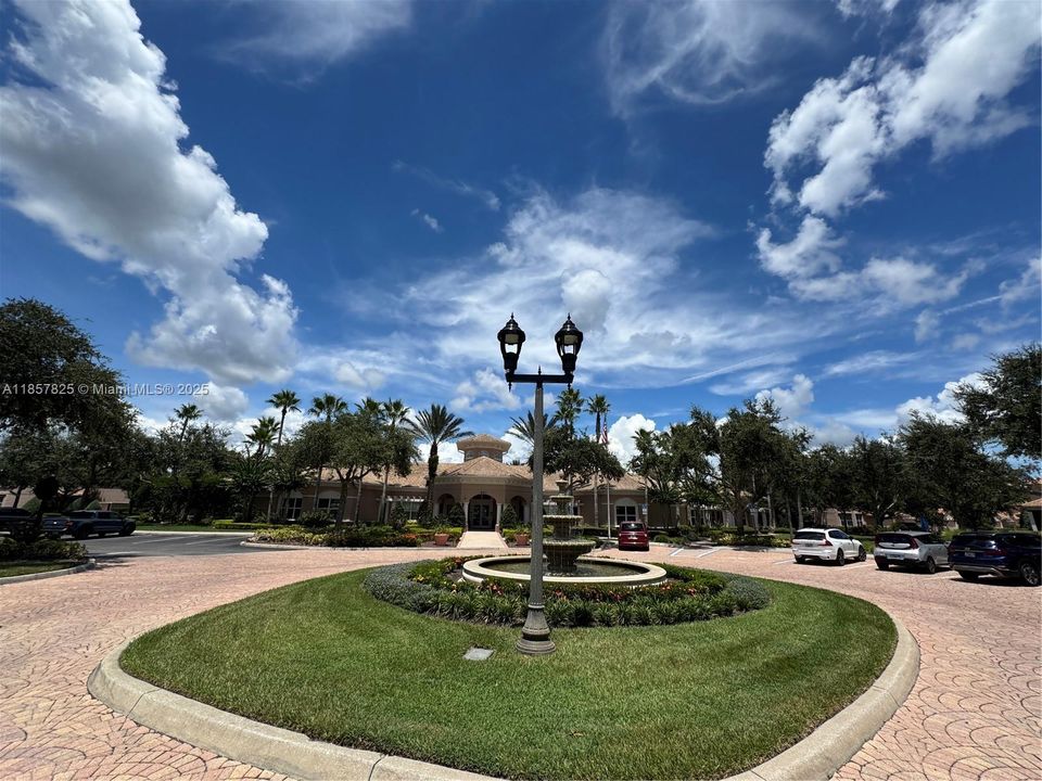 合同活跃: $229,000 (2 贝兹, 2 浴室, 1826 平方英尺)