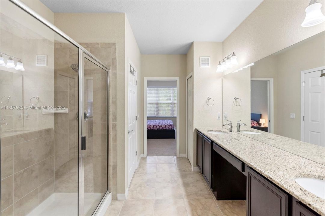 合同活跃: $229,000 (2 贝兹, 2 浴室, 1826 平方英尺)