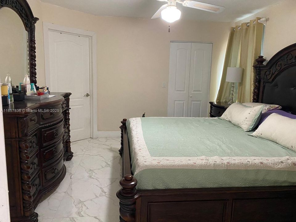 Activo con contrato: $3,000 (3 camas, 2 baños, 1561 Pies cuadrados)