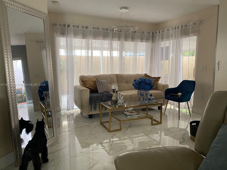 Activo con contrato: $3,000 (3 camas, 2 baños, 1561 Pies cuadrados)