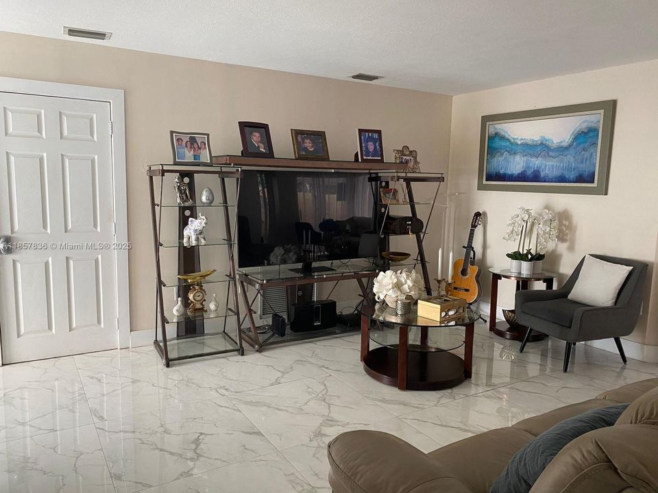 Activo con contrato: $3,000 (3 camas, 2 baños, 1561 Pies cuadrados)