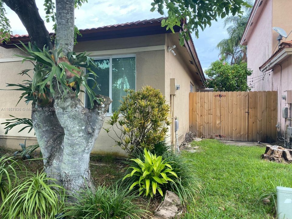 Activo con contrato: $3,000 (3 camas, 2 baños, 1561 Pies cuadrados)