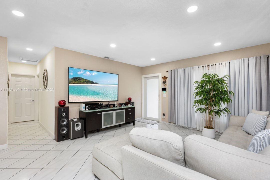 最近售出: $775,000 (3 贝兹, 2 浴室, 2087 平方英尺)