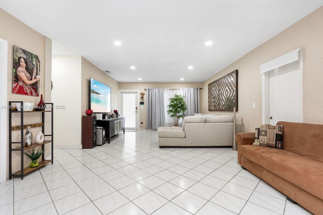 最近售出: $775,000 (3 贝兹, 2 浴室, 2087 平方英尺)